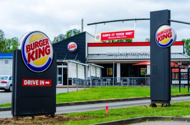 Henstedt-Ulzburg, Almanya - 20 Mayıs 2022: Burger King restoranının dış tarafı - girişe yakın.
