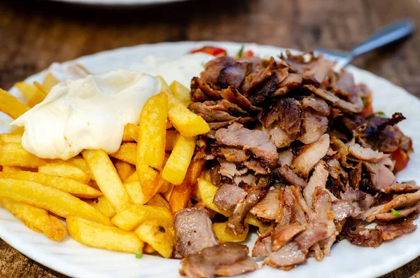 Daging Doner Dengan Kentang Goreng Stok Foto Bebas Royalti