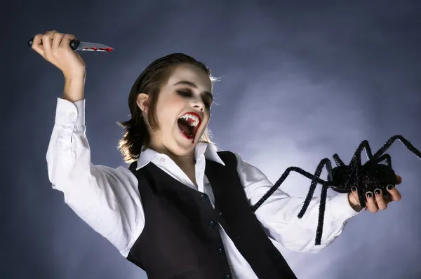örümcek vurmaya hazırlanan kızgın vampire boy