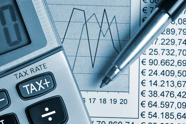 Detail van de rekenmachine en gericht de fiscale toets — Stockfoto