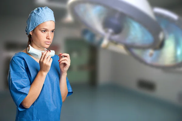 Kvinnliga kirurgen — Stockfoto
