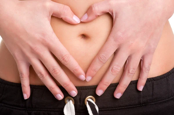 女人在她的肚子使心符号 — 图库照片