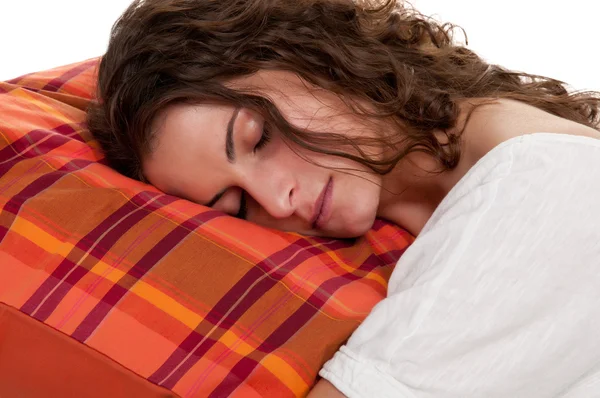 Mujer durmiendo en una almohada roja —  Fotos de Stock