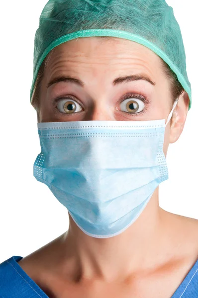 Şaşırmış kadın cerrah ile yüz maskesi — Stok fotoğraf