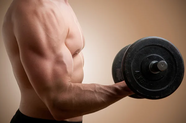 Stående bicep hantel curl — Stockfoto