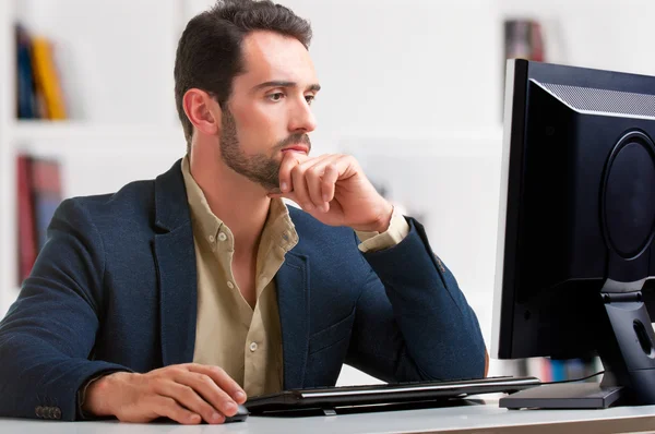 Homem olhando para um monitor de computador — Fotografia de Stock