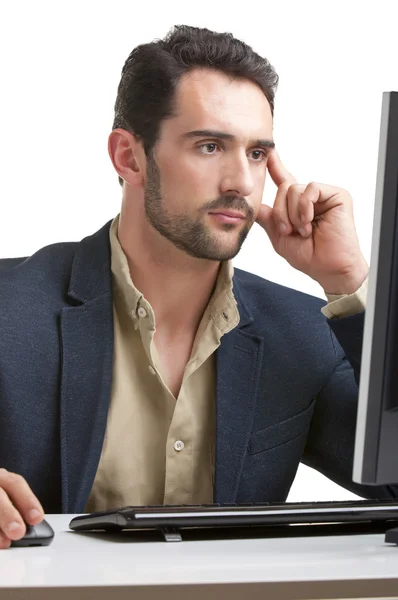 Man die op een computermonitor — Stockfoto