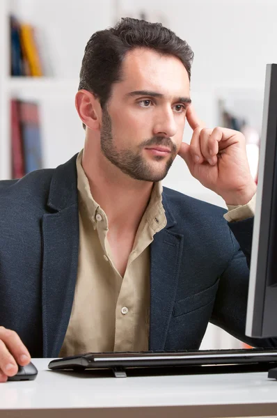 Чоловік дивиться комп'ютерний монітор — стокове фото