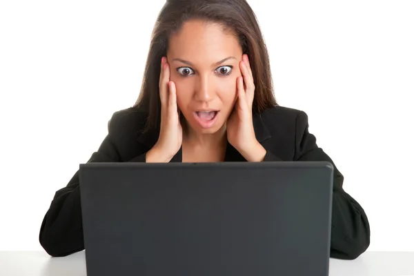 看着一台电脑显示器在慌乱中的女人 — 图库照片