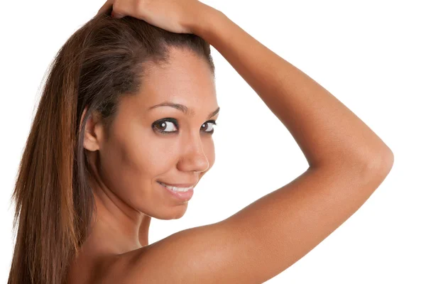 Hermosa mujer africana sosteniendo su cabello y sonriendo —  Fotos de Stock