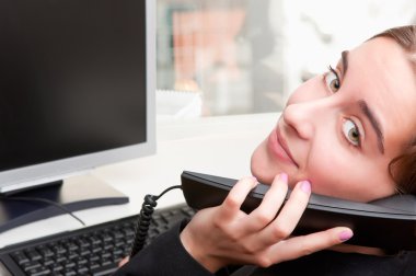 Telefonda konuşan kadın.