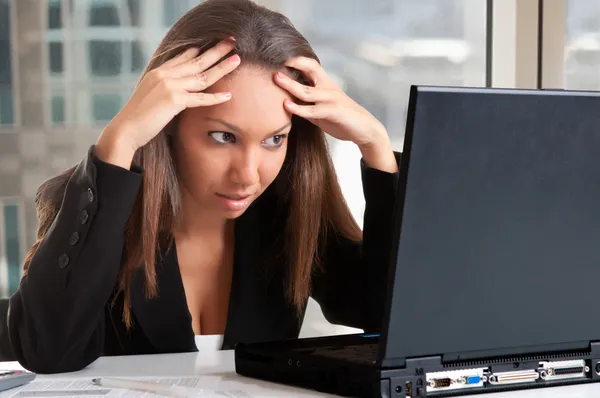 Mulher preocupada olhando para um monitor de computador — Fotografia de Stock