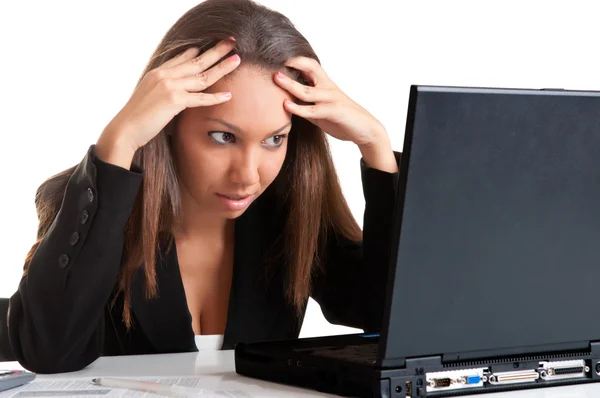 Mulher preocupada olhando para um monitor de computador — Fotografia de Stock