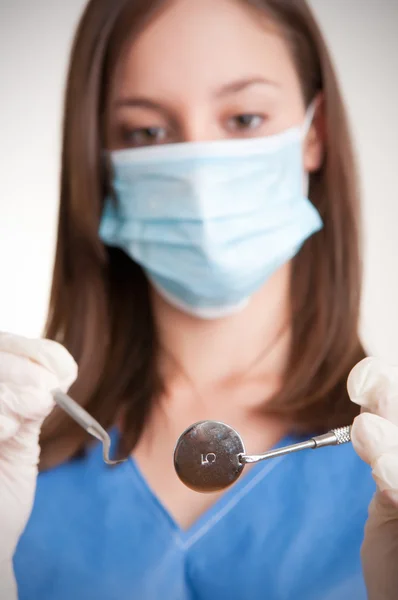 Närbild av en tandläkare i arbetet — Stockfoto