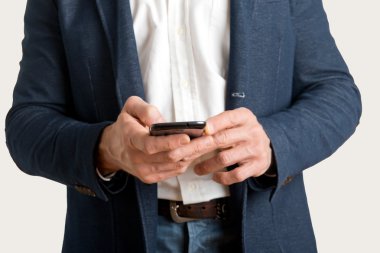 bir telefonla mesajlaşma gündelik iş adamı