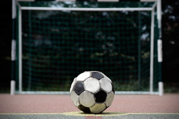 Bola de futebol velho — Fotografia de Stock