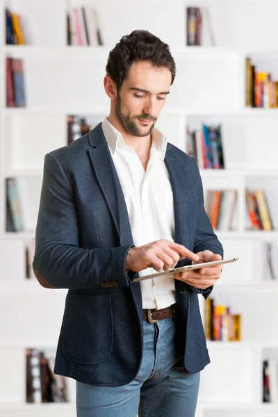 Casual affärsman tittar på en tablett — Stockfoto