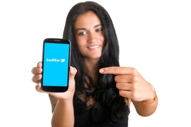 bir cep telefonu işaret eden kadın