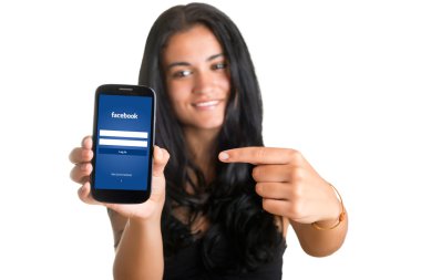 bir cep telefonu işaret eden kadın