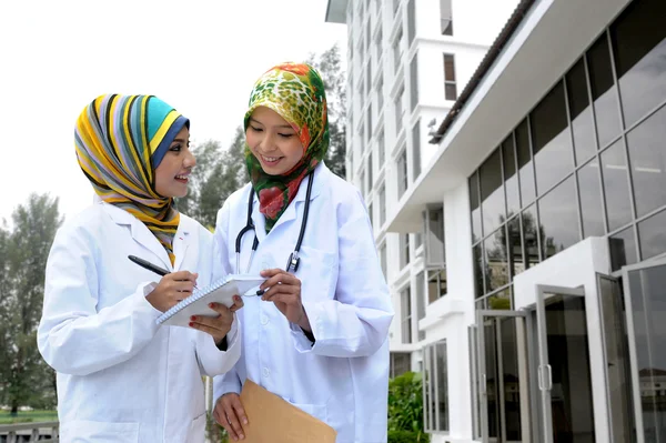 Twee vrouwen arts met sjaal, buiten — Stockfoto