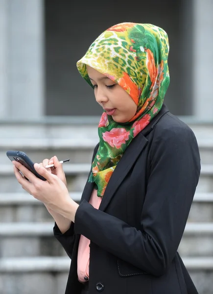 Bufanda chica uso de teléfono inteligente —  Fotos de Stock