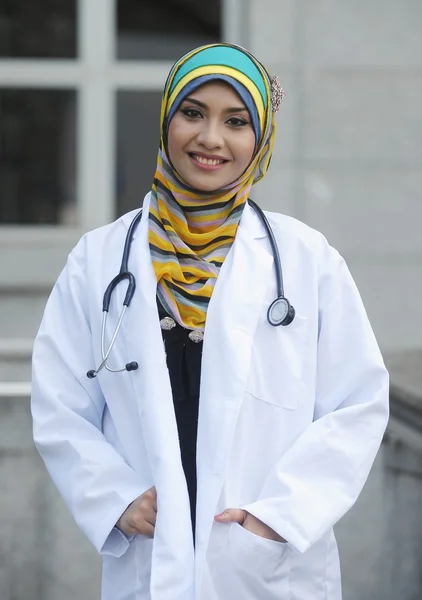 スカーフの笑みを浮かべて女性医師 — ストック写真