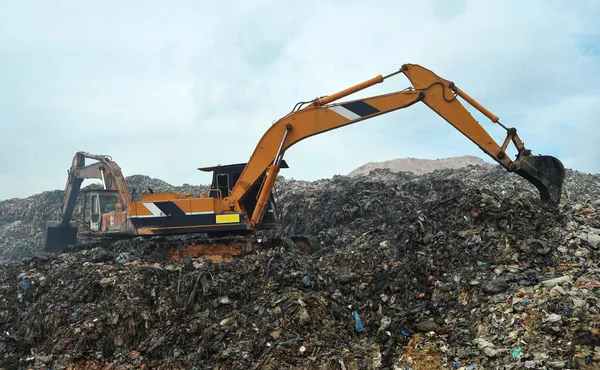 挖掘机工作在垃圾填埋场 — 图库照片