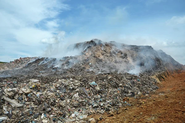 Fire and smoke in a landfill — Stock Photo, Image