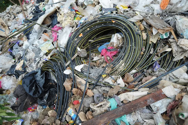 Kabel elektryczny śmieci na polu — Zdjęcie stockowe