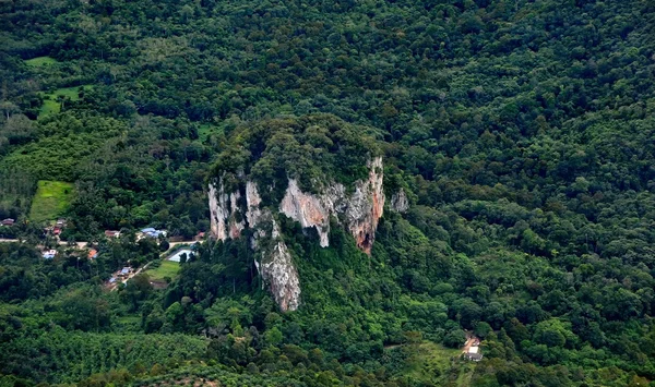 Única colina de piedra caliza en Pahang, Malasia — Foto de Stock