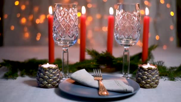 Feestelijke Tafel Geserveerd Met Grijs Natuurlijk Linnen Tafelkleed Glazen Voor — Stockvideo