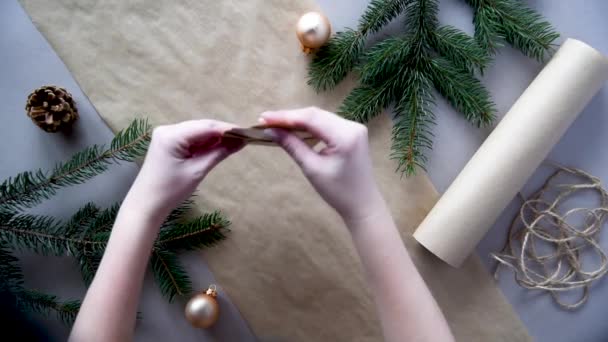 Vrouwelijke Handen Verpakken Een Cadeautje Voor Kerstmis Nieuwjaar Milieuvriendelijke Materialen — Stockvideo