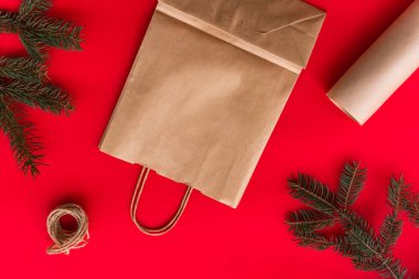 Noel ve Yeni Yıl Festivalleri Kırmızı arka planda hediyeler hazırlamak, hazırlamak ve paketlemek.