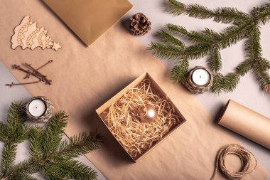 Noel ve yeni yıl hediyelerini çevre dostu malzemelerle paketlemek: Kraft kağıdı, canlı köknar dalları, koni, sicim. Model, doğal dekor, el yapımı, düz yatak etiketleri..