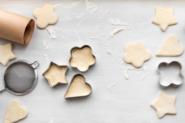 Kalp, yıldız, bulut ve çiçek şeklinde zencefilli kurabiye pişirmenin en güzel manzarası. Noel ve Yeni Yıl konsepti, kış köylüleri için şenlikli hazırlıklar.