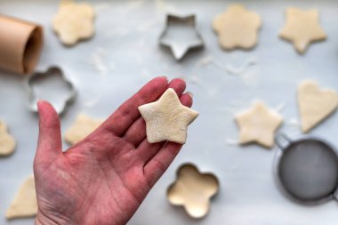 Kalp, yıldız, bulut ve çiçek şeklinde zencefilli kurabiye pişirmenin en güzel manzarası. Noel ve Yeni Yıl konsepti, kış köylüleri için şenlikli hazırlıklar.