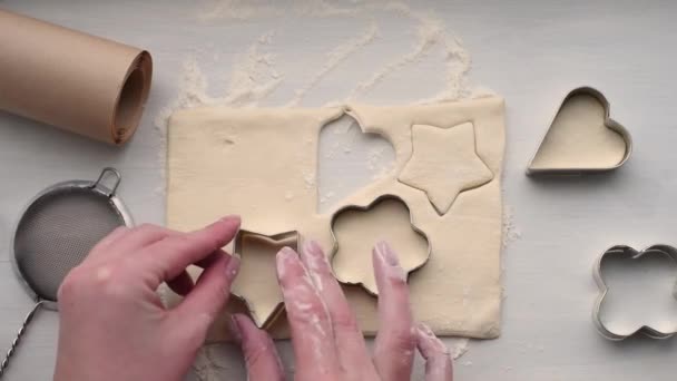Kobiece Dłonie Wyciskają Ciasteczka Ciasta Metalowym Ciasteczkiem Postaci Serca Kwiatu — Wideo stockowe