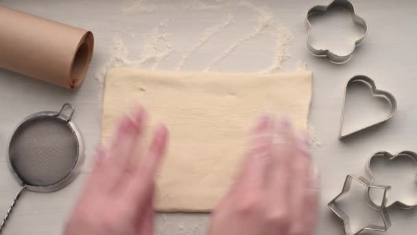 Vrouwenhanden Recht Het Deeg Een Lichte Keukentafel Baker Handen Strekken — Stockvideo