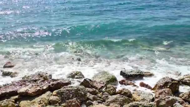 Mořské Vlny Narážející Kamenů Mořském Pobřeží Modré Moře Lehká Bouře — Stock video