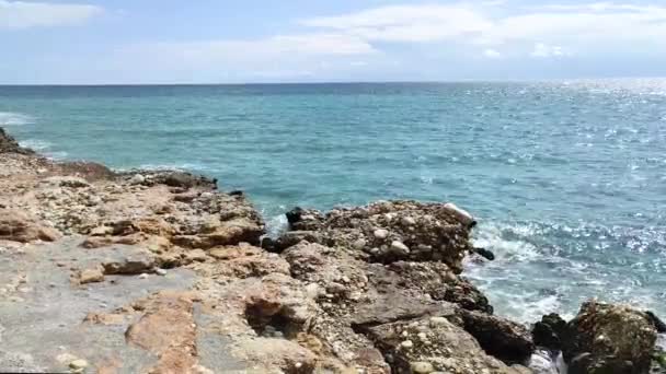 Mořské Vlny Narážející Kamenů Mořském Pobřeží Modré Moře Lehká Bouře — Stock video