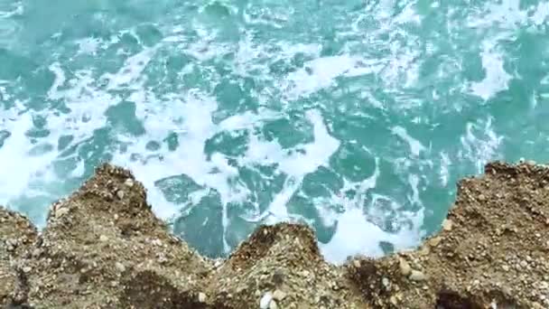 Onde Marine Che Battono Contro Pietre Sulla Costa Del Mare — Video Stock