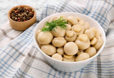 Mantar turşusu. Kasede şampiyonlar. Lezzetli mantarlar, şampiyon. Yiyecek korunumu.