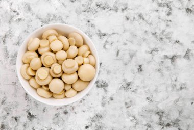 Mantar turşusu. Kasede şampiyonlar. Lezzetli mantarlar, şampiyon. Yiyecek korunumu.