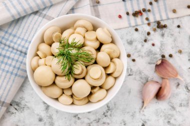 Mantar turşusu. Kasede şampiyonlar. Lezzetli mantarlar, şampiyon. Yiyecek korunumu.