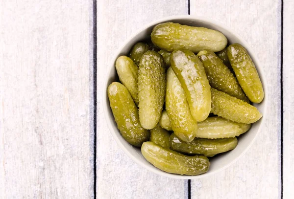 Gekneusde Komkommers Augurken Een Houten Rustieke Tafel Ingelegde Komkommers Een — Stockfoto