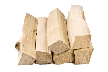 Beyaz arka planda izole edilmiş yakacak odun yığını. Şömine için..
