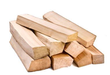 Beyaz arka planda izole edilmiş yakacak odun yığını. Şömine için..