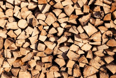 Arka plan olarak ahşap testere kütükleri, üst manzara, düz yatış. Ahşap doku.