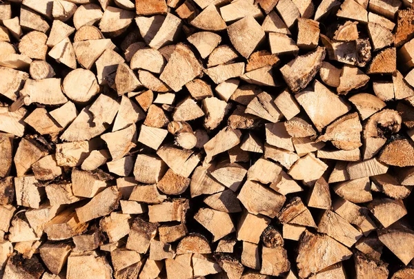 Arka plan olarak ahşap testere kütükleri, üst manzara, düz yatış. Ahşap doku.