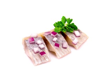 Terbiye edilmiş ringa balığı, dilimlenmiş balık filetosu, beyaz arka planda izole edilmiş..